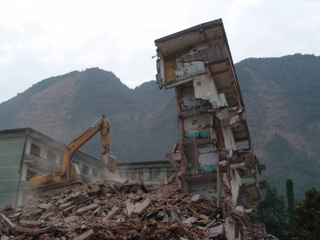 2008년 5월 촬영된 쓰촨성 지진 참사 사진. 규모 8.0의 지진으로 건물이 완전히 파괴돼 있다. 당시 7만여 명이 사망했다.  서울시 소방방재본부 제공