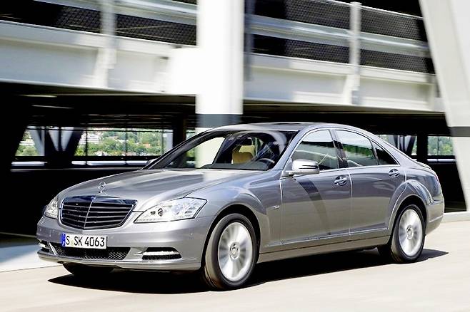 쓰레세컨즈에서도 벤츠가 등장한다. 벤츠 S 350 블루텍. 사진=벤츠 코리아