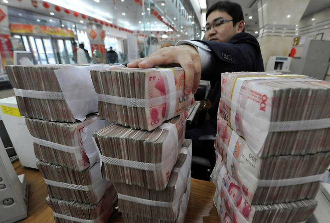 중국 안휘성 허페이시의 중국은행 지점에서 위안화 지폐를 정리 중인 직원. /사진=로이터통신