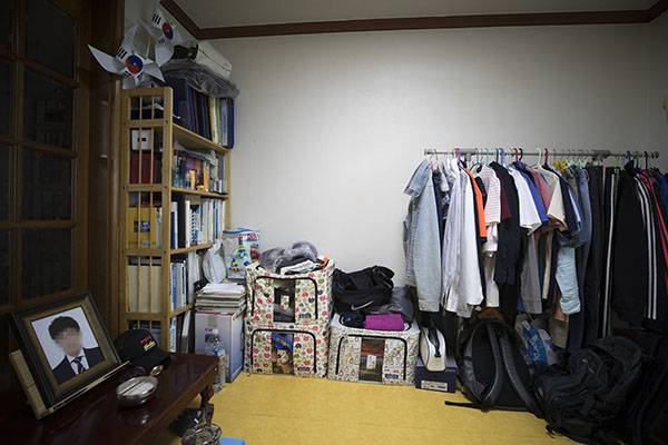 ⓒ시사IN 이명익 고유정씨에게 살해된 강 아무개씨의 방(위)에는 고인의 유품과 함께 아들이 가지고 놀았던 장난감이 놓여 있었다.