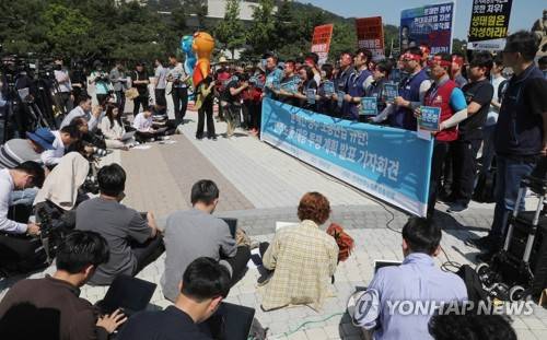 청와대 앞에서 투쟁하는 민주노총 (서울=연합뉴스) 한상균 기자 = 민주노총이 24일 오전 청와대 앞에서 대정부 투쟁 기자회견을 하고 있다. 김명환 민주노총 위원장은 불법행위 주도 혐의로 지난 21일 구속됐다. 2019.6.24 xyz@yna.co.kr