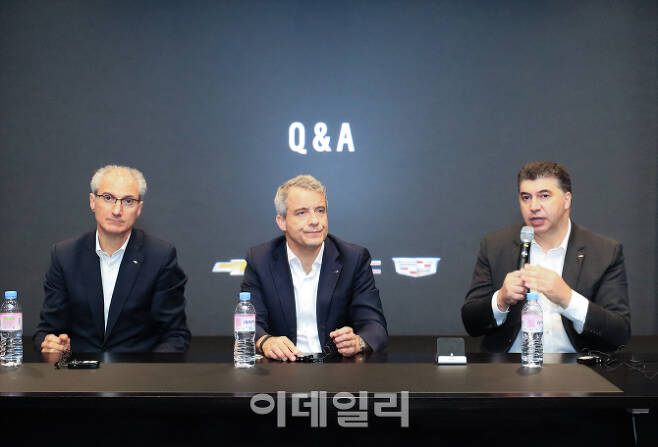 인천 부평에 있는 GM의 한국 디자인센터에서 ‘2019 쉐보레 디자인 프로그램’에서 로베르토 렘펠(왼쪽부터) GM테크니컬센터코리아 사장, 줄리안 블리셋 GM 해외사업부문 사장, 카허 카젬 한국GM 사장이 질의응답에 응하고 있다.(사진=한국GM)