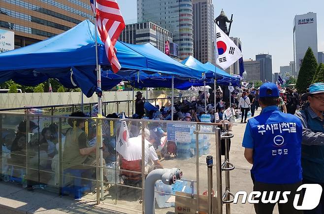 25일 오후 우리공화당 측이 서울 광화문광장에 천막을 다시 설치한 모습. 2019.06.25/뉴스1 © 뉴스1