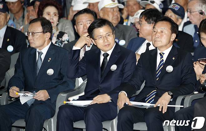 황교안 자유한국당 대표가 25일 오전 서울 중구 장충체육관에서 열린 6·25전쟁 제69주년 행사에서 생각에 잠겨있다. 왼쪽부터 이해찬 더불어민주당 대표, 황 대표, 손학규 바른미래당 대표. 2019.6.25/뉴스1 © News1 안은나 기자