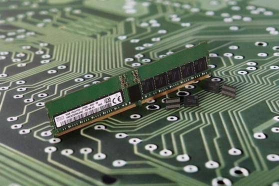SK하이닉스가 개발한 2세대 10나노급(1y) DDR5 D램. /SK하이닉스 제공