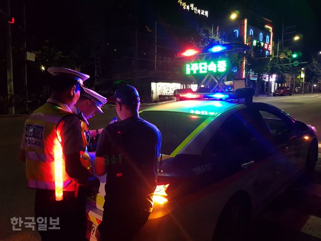 [저작권 한국일보] '제2 윤창호법' 시행 첫날인 25일 0시 19분쯤, 서울 영등포구 신길로 단속현장에서 한 운전자(오른쪽)가 음주단속에 적발된 뒤 경찰 조사를 받고 있다. 이 운전자는 호흡측정결과 혈중알코올농도 0.096% 수치가 나와 채혈측정을 신청했다. 박진만 기자