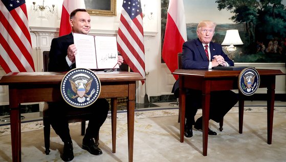 지난 12일(현지시간) 도널드 트럼프 미국 대통령(오른쪽)과 안제이 두다 폴란드 대통령이 백악관에서 정상회담을 가진 뒤 군사 협력과 F-35 스텔스 전투기 구매 협약에 서명하고 기념촬영을 하고 있다. [EPA=연합뉴스]