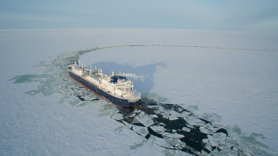대우조선해양이 세계 최초로 건조한 쇄빙 LNG 운반선이 얼음을 깨면서 운항하고 있다. [사진 대우조선해양]