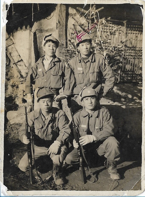 윤한수 6.25참전 소년소녀병 전우회장(뒷줄 오른쪽)이1951년 12월 25일 고랑포 1·4후퇴 후 전우들과 함께 찍은 사진./사진=윤한수 회장
