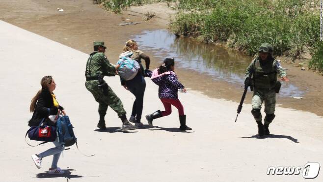 니카라과 출신 이민자 모녀가 리오그란데 강을 건너려다가 멕시코 방위군에게 제지당하고 있다.(출처=CNN 갈무리) © 뉴스1