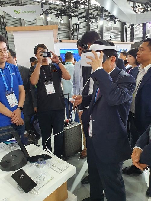 'MWC19 상하이' 현장에서 차이나모바일의 고위 임원이 화웨이의 5G VR 헤드셋을 체험하고 있다. (사진=지디넷코리아)