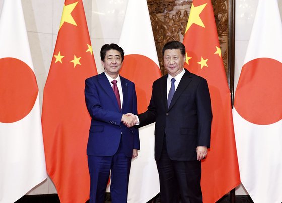 지난해 10월 26일 시진핑 중국 국가주석(오른쪽)과 아베 신조 일본 총리가 중국 베이징 조어대에서 정상회담을 하기에 앞서 악수하고 있다. [연합뉴스]
