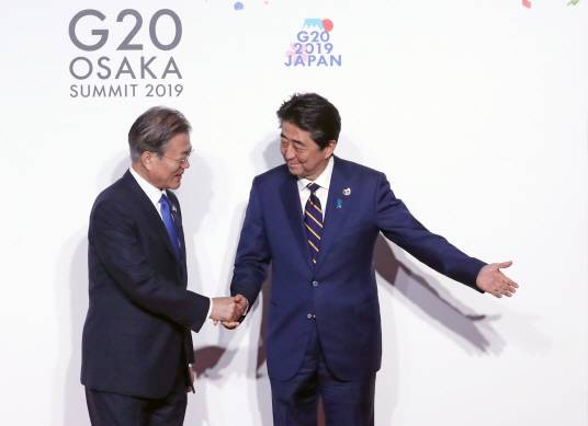 문재인 대통령이 28일 오전 인텍스 오사카에서 열린 G20 정상회의 공식환영식에서 의장국인 일본 아베 신조 총리에게 안내받고 있다.(사진=연합뉴스)