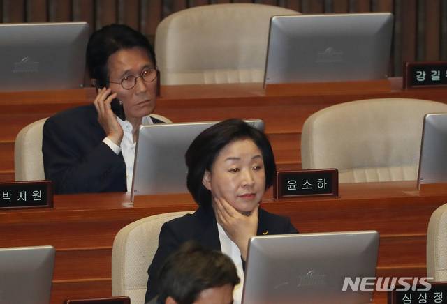 【서울=뉴시스】고승민 기자 = 28일 서울 여의도 국회에서 열린 제369회국회(임시회) 제2차 본회의에서 정의당 심상정 의원(정개특위 위원장)과 윤소하 원내대표가 참석하고 있다. 2019.06.28.kkssmm99@newsis.com