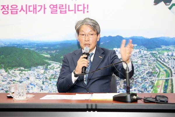 취임 1주년을 맞아 기자회견하는 유진섭 정읍시장 ⓒ정읍시