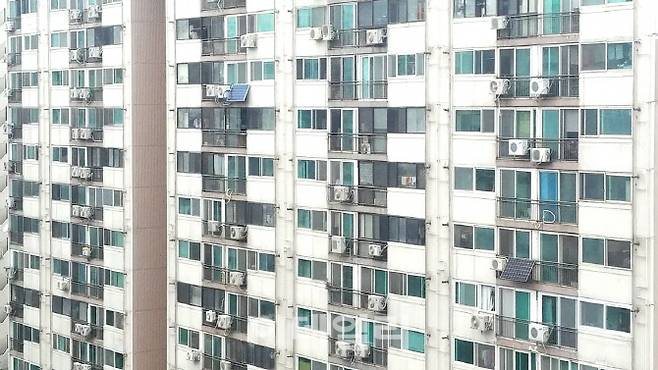 서울 시내 한 아파트 단지 발코니 외벽에 에어컨 실외기가 설치된 모습. 2006년 이후 공동주택 발코니에는 에어컨 설외기 설치공간을 마련하는 것을 법으로 규정했다사진=이데일리DB)