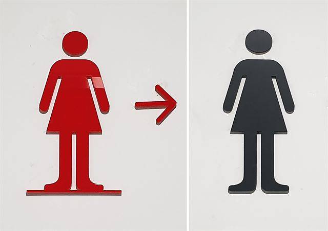 서울시가 이달 초 전면 교체한 여자 화장실 안내 표지. 교체 전(왼쪽)과 후.