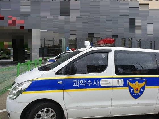 29일 배우 전미선(49)씨가 숨진 채 발견된 전북 전주시 한 호텔 주차장. 사고 수습과 조사를 위해 전북경찰청 과학수사계 승합차가 와 있다. 전주=김준희 기자