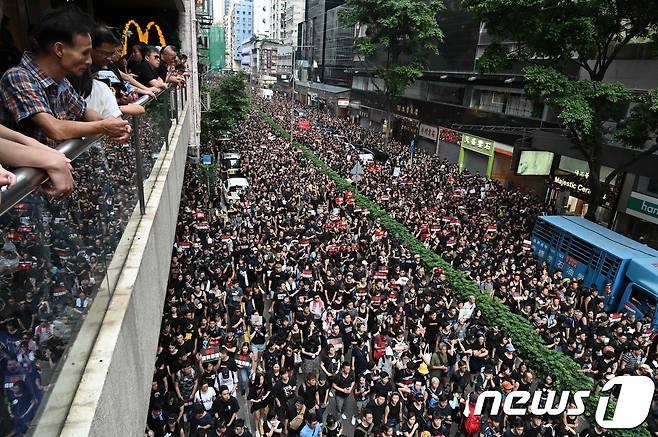 지난 16일 범죄인 인도법 철회를 주장하는 홍콩 시민들이 검은색 옷을 입고 대규모 시위를 벌이고 있다. 이날 시위는 200만명이 참여했다.  © AFP=뉴스1 © News1 우동명 기자