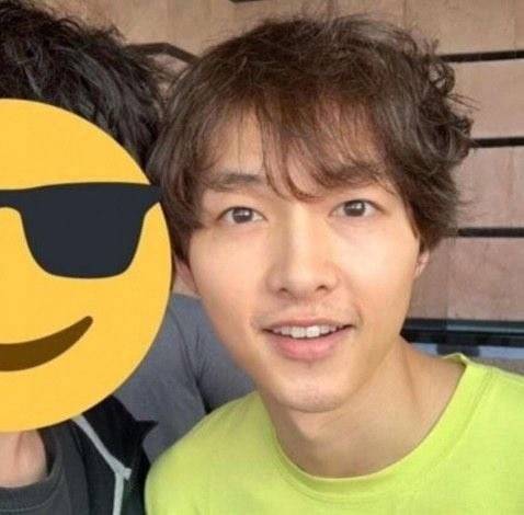 배우 송중기의 탈모 사진이 재조명되고 있다./사진=온라인 커뮤니티