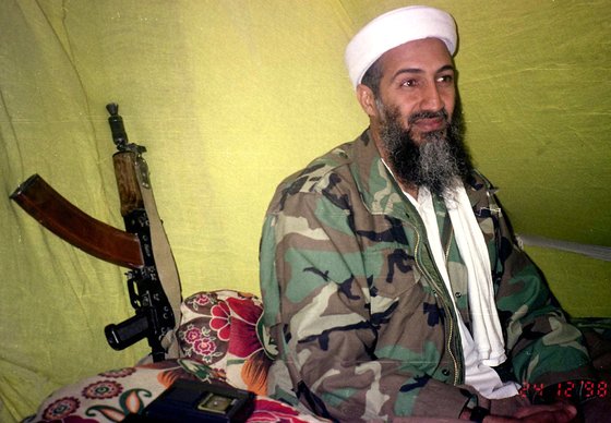 1998년 알카에다의 지도자인 오사마 빈 라덴이 연설 중인 비디오 화면. 그의 옆에 AK-47이 놓여 있다. [AP=연합]