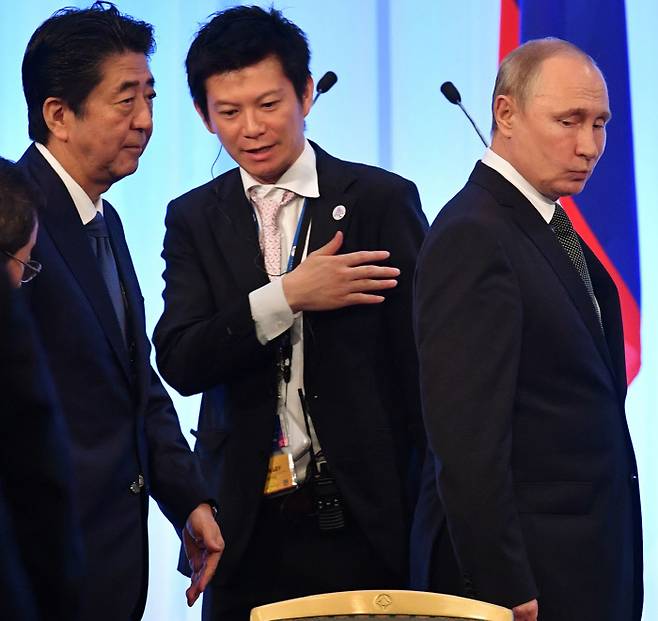 뾰로통한 푸틴, 떨떠름한 아베 아베 신조 일본 총리(왼쪽)와 블라디미르 푸틴 러시아 대통령이 지난 29일 일본 오사카에서 열린 주요 20개국(G20) 기자회견에 참석하기 위해 걸어가고 있다. 오사카 | AFP연합뉴스