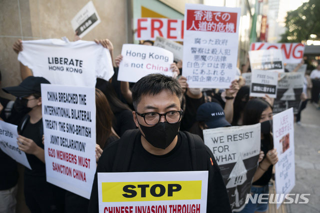 【오사카=AP/뉴시스】6월28일 일본 오사카에서 주요 20개국(G20) 정상회의가 개막한 가운데 반중국 시위대가 최근 홍콩 시위 사태에 관한 손팻말을 들고 시위하고 있다 . 2019.07.01.