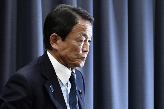 아소 다로 일본 부총리 겸 재무상은 지난 3월 한국에 대한 경제 보복 가능성을 내비쳤다. 한국 정부가 일본의 경고를 너무 가볍게 본 것 아니냔 비판도 나온다. [EPA=연합뉴스]