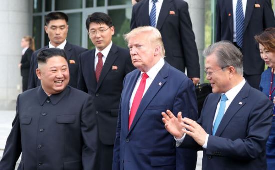 문재인 대통령과 김정은 북한 국무위원장, 도널드 트럼프 미국 대통령이 30일 경기 파주 판문점 공동경비구역(JSA) 자유의 집에서 회담을 마친 뒤 대화를 나누며 나오고 있다. 뉴시스