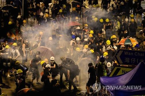 거리 점거 시위대 해산하는 홍콩 경찰 [AFP=연합뉴스]