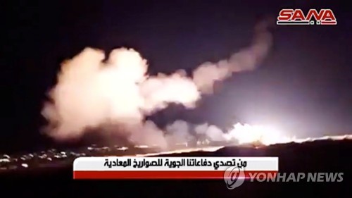 시리아군이 1일 이스라엘 공습에 대응해 방공미사일을 발사하는 모습이라며 관영매체가 공개한 이미지 [로이터=연합뉴스]