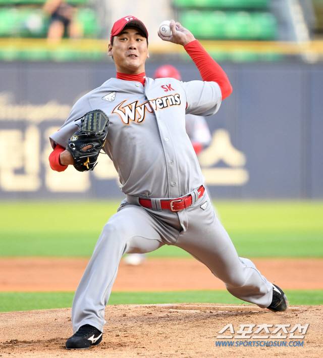 SK 와이번스 김광현은 올시즌 투심 구사 비율을 높이면서 더욱 많은 땅볼을 유도하고 있다. 허상욱 기자 wook@sportschosun.com