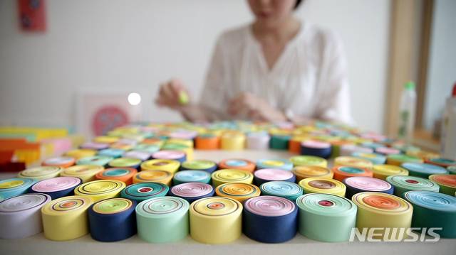 【서울=뉴시스】권봄이 작가가 자신의 작업실에서 종이말이 작업을 보여주고 있다.