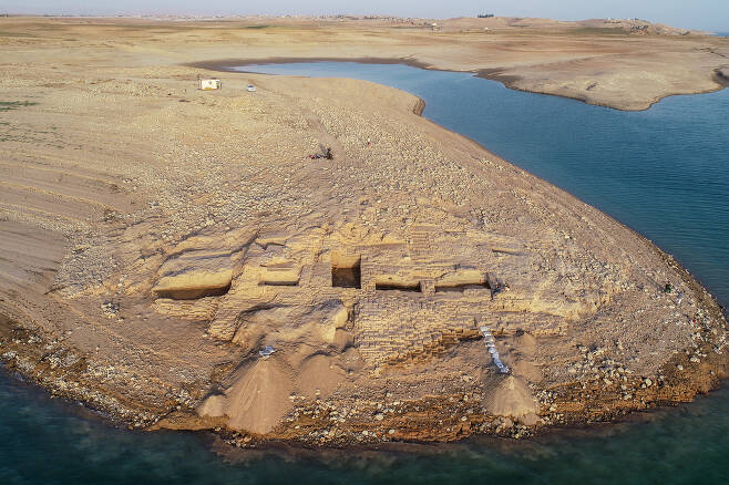 극심한 가뭄에…이라크 저수지 아래 ‘고대 궁전’ 유적지 발견