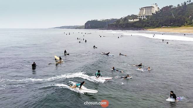 매년 국제 서핑대회가 열리는 제주 중문 색달해변. /김종연 영상미디어 기자