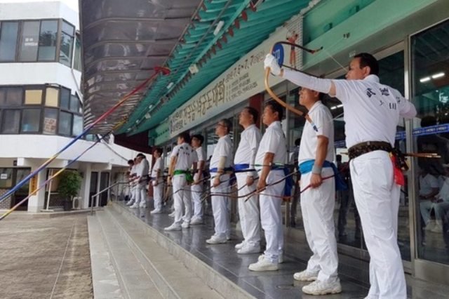 5일 전북 전주다가공원 천양정에서 열린 ‘제58회 천양정 및 제21회 전주시장기 전국 남녀궁도대회’에서 출전 선수들이 힘차게 활 시위를 당기고 있다. 전주시 제공