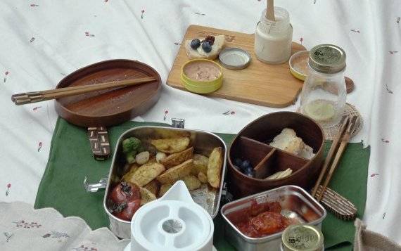 지난 6일 오후 서울숲에서 진행된 '플라스틱 제로 피크닉'에 참여한 한 시민이 준비한 도시락. 사진=조재형 기자