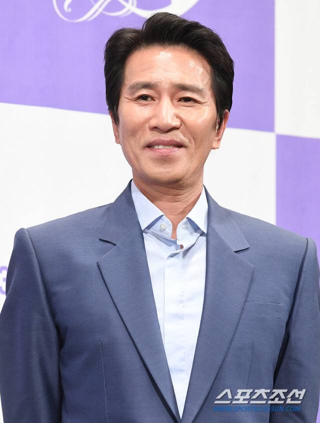 tvN 드라마 '호텔 델루나' 제작발표회가 8일 오후 서울 논현동 임피리얼팰리스 호텔에서 열렸다. 배우 신정근이 포즈 취하고 있다. '호텔 델루나'는 귀신 손님을 받는 호텔 사장(이지은)과 지배인(여진구)의 호러 로맨스를 그린 드라마다. 정재근 기자 cjg@sportschosun.com/2019.07.08/