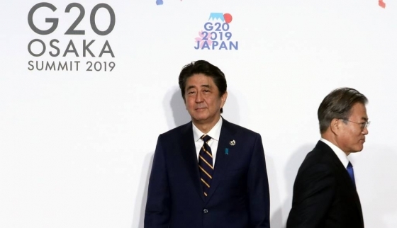 문재인 대통령이 지난달 28일 일본 오사카에서 열린 G20 정상회의 공식환영식에서 의장국인 일본 아베 신조 총리와 악수한 뒤 행사장으로 향하고 있다. /사진=뉴시스