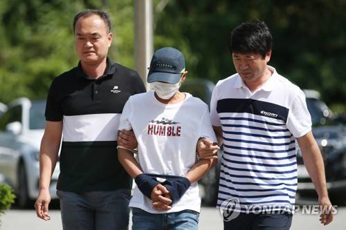 이주여성 아내 무차별 폭행 남편 영장실질심사 (목포=연합뉴스) 천정인 기자 = 베트남인 아내를 폭행한 혐의를 받고 있는 남편 A(36)씨가 8일 광주지법 목포지원에서 열린 구속 전 피의자 심문(영장실질심사)에 출석하고 있다. iny@yna.co.kr