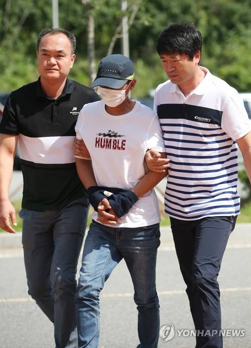 이주여성 아내 무차별 폭행 남편 영장실질심사 (목포=연합뉴스) 천정인 기자 = 베트남인 아내를 폭행한 혐의를 받고 있는 남편 A(36)씨가 8일 광주지법 목포지원에서 열린 구속 전 피의자 심문(영장실질심사)에 출석하고 있다. iny@yna.co.kr