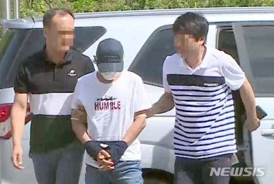 두살 아이가 보는 앞에서 베트남 출신 부인을 폭행한 혐의를 받고 있는 남편 A씨(36)가 8일 오전 광주지법 목포지원에서 구속 전 피의자 심문(영장실질심사)을 받기 위해 출석하고 있다. /사진=뉴시스