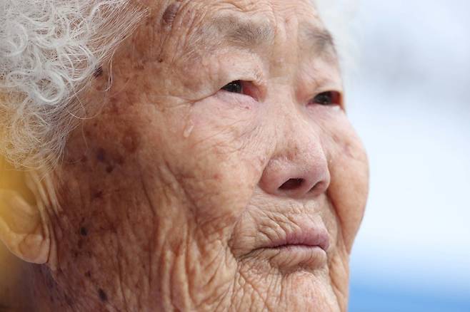 일본군 위안부 피해자 이옥선 할머니가 10일 오후 서울 종로구 옛일본대사관터 앞에서 열린 제1395차 일본군 성노예제 문제 해결을 위한 정기 수요시위에서 눈물을 흘리고 있다. 백소아 기자