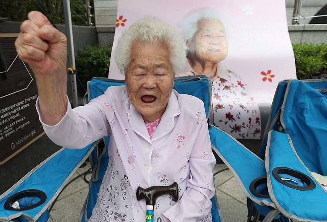일본군 위안부 피해자 이옥선 할머니가 10일 오후 서울 종로구 옛일본대사관터 앞에서 열린 제1395차 일본군 성노예제 문제 해결을 위한 정기 수요시위에서 구호를 외치고 있다. 백소아 기자