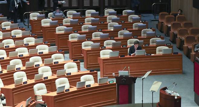 이낙연 국무총리(오른쪽 아래)가 10일 오후 국회 본회의장에서 경제 분야 대정부질문 전 자료를 살펴보고 있다. 임현동 기자