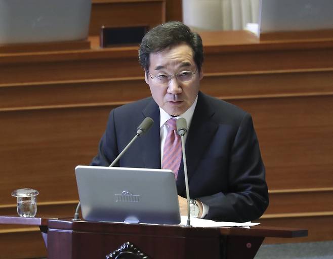 이낙연 국무총리가 10일 오후 국회 본회의장에서 열린 경제 분야 대정부질문에서 의원들 질의에 답하고 있다. 임현동 기자