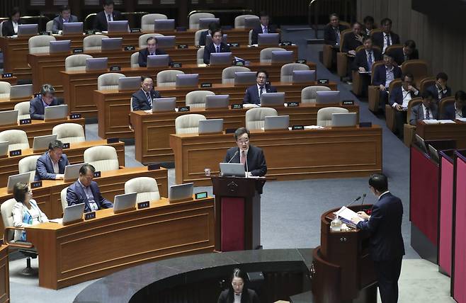 이낙연 국무총리(아래)가 10일 오후 국회 본회의장에서 열린 경제 분야 대정부질문에서 김기선 의원의 질의에 답하고 있다. 임현동 기자