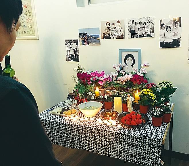 무빈소 화장식 뒤 유족이 고인을 위한 추모식을 열고 있다. 꽃잠 제공