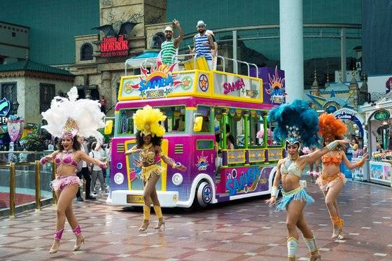 롯데월드가 자랑하는 삼바 퍼레이드. 국내에 퍼레이드 문화를 도입한 것도 롯데월드가 처음이었다. 백종현 기자