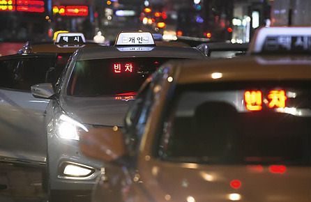 밤에 택시가 줄지어서 있는 모습. 연합뉴스